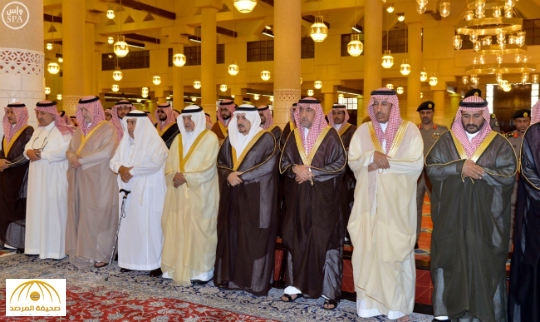 بالصور:أمير الرياض يؤدي صلاة الميت على الأميرة حصة بنت محمد بن سعود الكبير