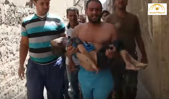 شاهد: سوري فقد طفله بقصف الطيران الروسي يطوف به ويصرخ من الألم في شوارع حلب