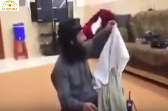 بالفيديو: داعشي يسرق ملابس صاحبه أثناء اغتصابه لـ "سبية"