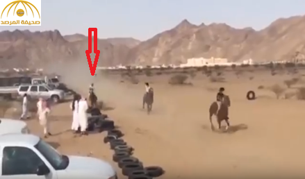بالفيديو: فارس سعودي ينحرف بحصانه عن السباق ويصطدم بسيارة متوقفة