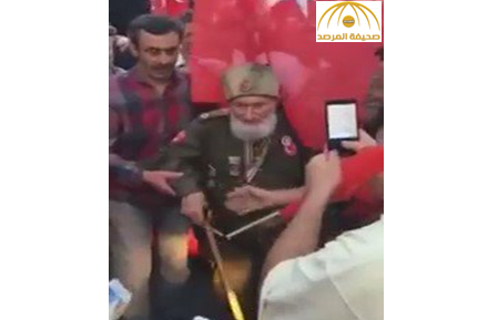 بالفيديو: عجوز تركي يرتدي زيه "العثماني" ويتقلد سلاحه وينزل لشوارع إسطنبول