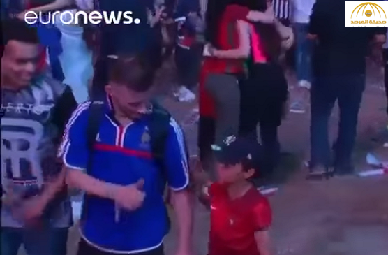 بالفيديو:طفل برتغالي يواسي شاب فرنسي بعد خسارة نهائي يورو 2016