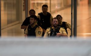 Police secures the area inside a shopping center in Munich on July 22, 2016 following a shooting. At least one person has been killed and 10 wounded in a shooting at a shopping centre in Munich on Friday, German police said. / AFP PHOTO / STR