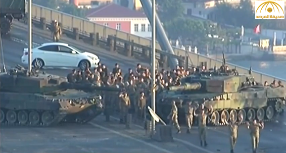 بالفيديو: استسلام عشرات الجنود الانقلابيين على جسر البوسفور