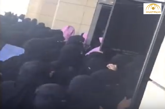 بالفيديو:تدافع بجامعة الأميرة نورة أمام مكاتب التسجيل.. والجامعة تعلق