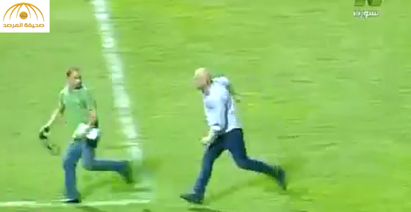 بالفيديو :حسام حسن  يطارد مصور أثناء مبارة كرة قدم  ويعتدي عليه بالضرب  عقب تعادل فريقه