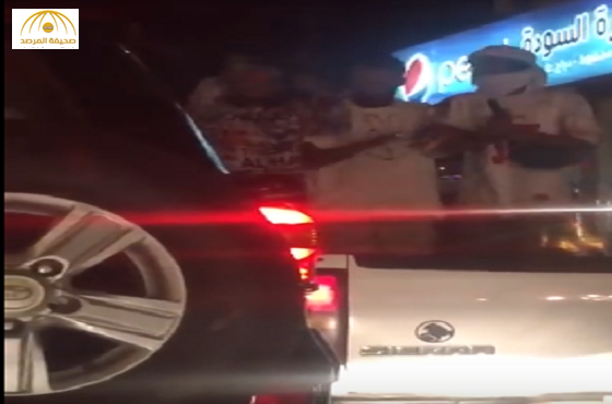 بالفيديو:ثلاثة شبان يرقصون في "حوض" سيارة بأبها غير مبالين بالإسعاف بجانبهم