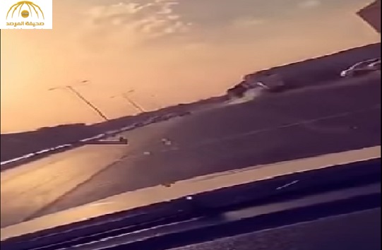 شاهد لحظة مصرع سائق أثناء تفحيطه واصطدامه بشاحنة في الرياض - فيديو