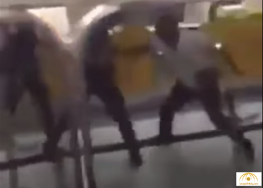 بالفيديو:  مسافر يتشاجر مع  شرطة مطار فرانكفورت بسبب حجاب زوجته!