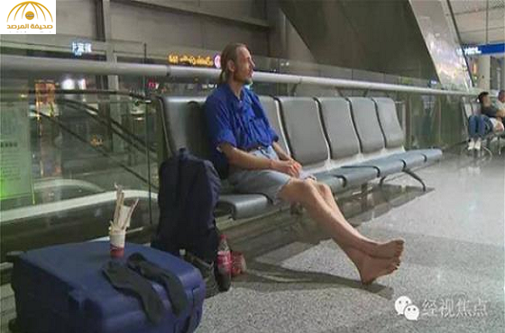 بالصور: هولندي ينتظر حبيبته في المطار  10 أيام ..تعرف على سبب عدم حضورها!