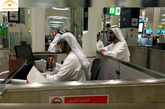 ماذا كان يفعل الموظف الذي راقبه محمد بن راشد بمطار دبي؟