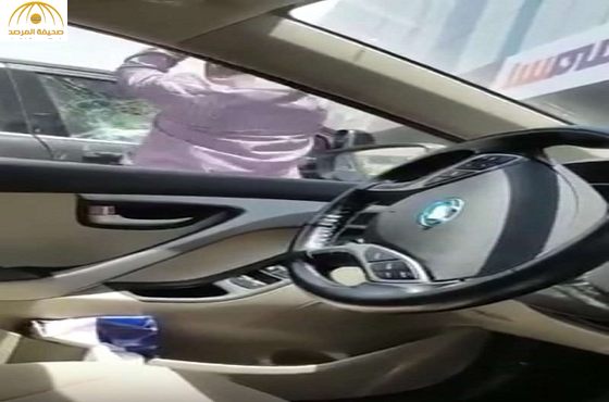 بالفيديو:طفل ووالدته يوثقان لصاً يهشم زجاج سيارة ويسرق "٦١ ألف ريال "بالرياض