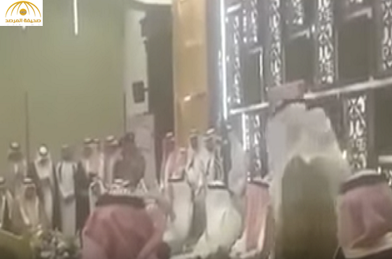 بالفيديو: خالد الفيصل يخطئ.. وسيدة ترد عليه في المؤتمر “ما الحب إلا للحبيب الأولي”