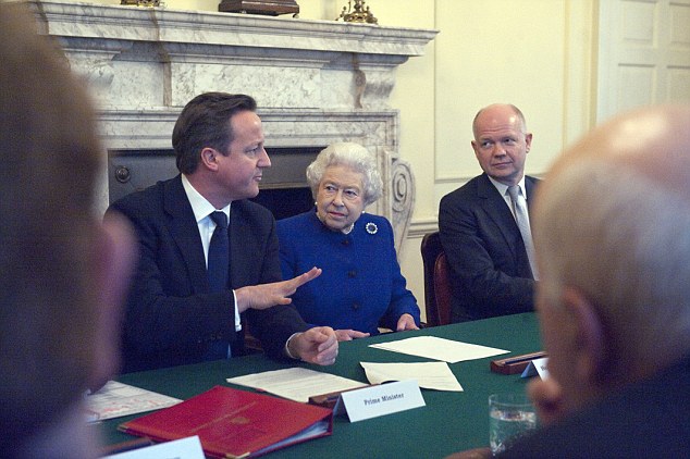 THE QUEEN AT CABINET TODAY WITH PM DAVID CAMERON PICTURE JEREMY SELWYN 18/12/2012