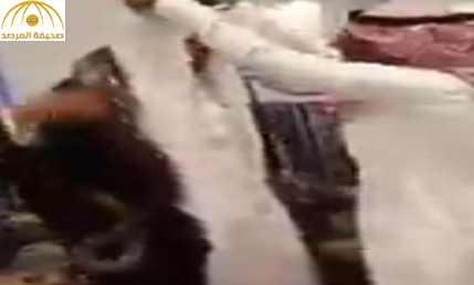 شاهد: سعودي يهدي صديقه "ثعبانا عملاقا" في ليلة زفافه