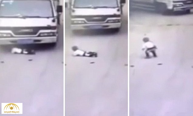 بالفيديو: سرعة بديهة طفل تنقذه من شاحنة كادت أن تدهسه