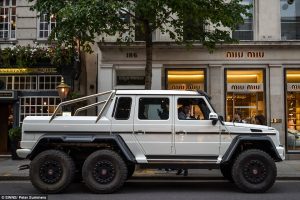 370CB82200000578-3733014-A_not_so_subtle_350_000_Mercedes_Benz_G63_AMG_6x6_was_pictured_o-a-185_1470841215752