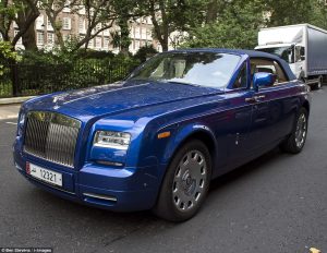 3712B61600000578-3733014-This_blue_Rolls_Royce_was_seen_on_the_streets_of_Knightsbridge_t-m-69_1470830551034