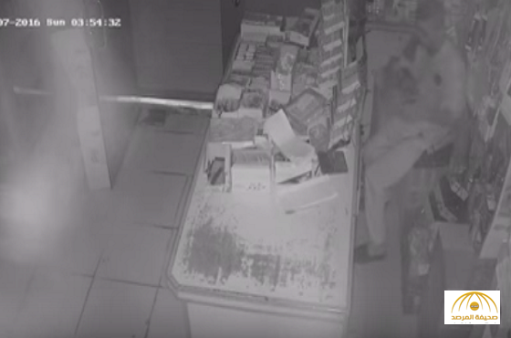 بالفيديو:كاميرا ترصد لصاً يسرق محلاً بسبت الجارة.. الأمن يبحث عنه