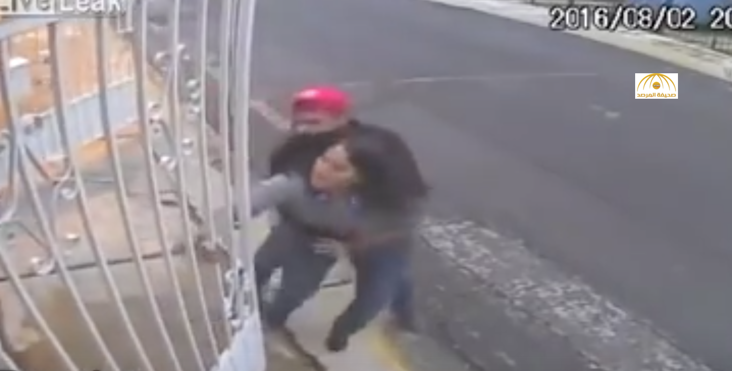 بالفيديو: شابان يهاجمان فتاة ويسرقان سيارتها من أمام منزلها