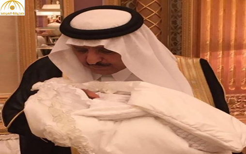 بالصور: الأمير أحمد بن عبدالعزيز يحمل  مولودة عبدالعزيز بن فهد الجديدة