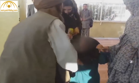 فيديو: أب أفغاني يزوج طفلته لخمسيني مقابل "ماعز"!