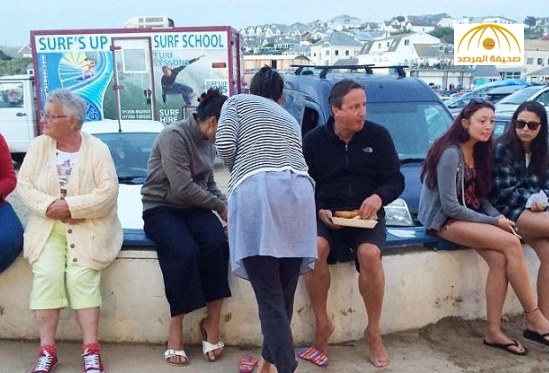 رئيس وزراء بريطانيا السابق يظهر حافي القدمين ويتناول وجبة في الشارع