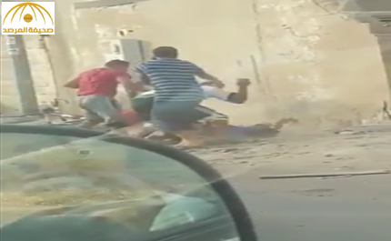 فيديو: شاهد..رجلان  يعتديان بصورة وحشية على آخر  في جدة