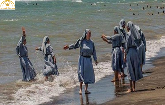 إمام مسجد يرد على حظر "البوركيني" بصورة لراهبات على الشاطئ في إيطاليا