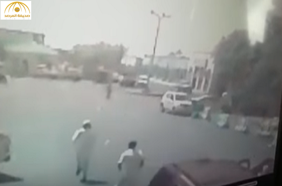 بالفيديو: مواطن يتعرض  لعملية سلب بعد مطاردة بالسيف في  موقف للسيارات بتبوك