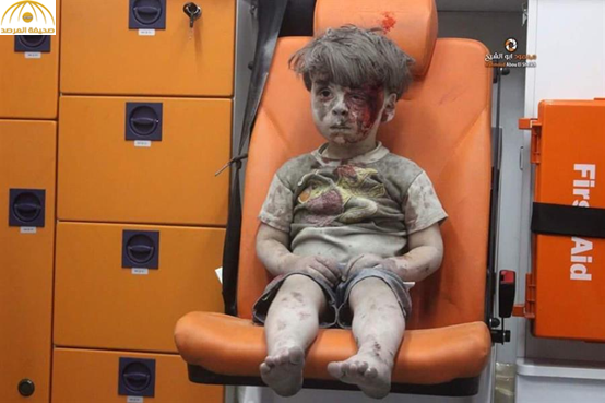 خاشقجي يعلق على صورة لطفل سوري عقب خروجه من تحت الأنقاض: "كأنه في قمة عربية يوبخ الصامتين"