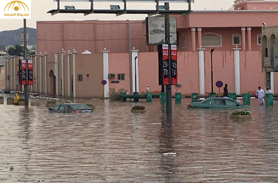 بالصور:الأمطار الغزيرة تُخفي سيارات ومكائن الصرف بالطائف