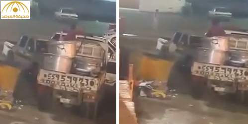 بالفيديو: عامل يلقي "مفطحات أرز" في القمامة