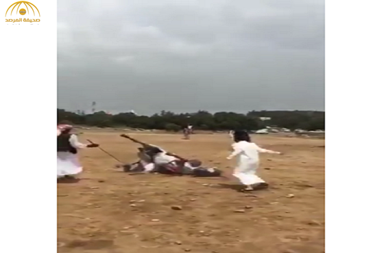 بالفيديو:لحظة سقوط خيل على أحد الشبان