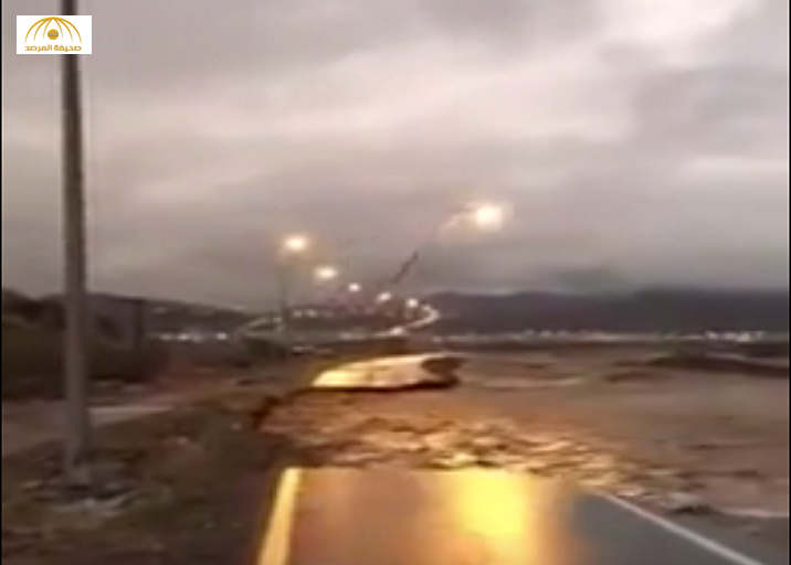 بالفيديو: السيول الغزيرة تسقط أعمدة  الإنارة في المخواة