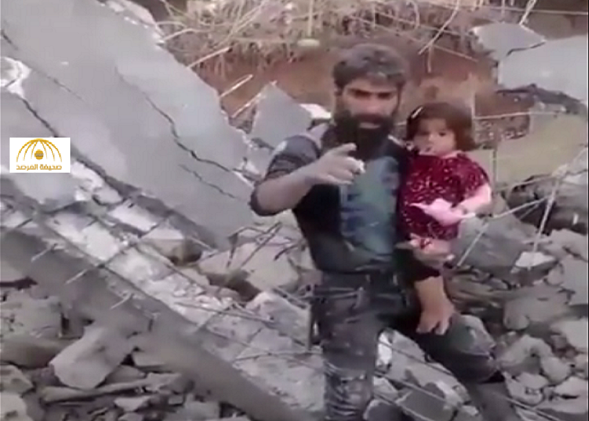 شاهد: سوري يوجه رسالة قوية  لـ”بشار وإيران” من أمام بيته الذي قصفته الطائرات - فيديو