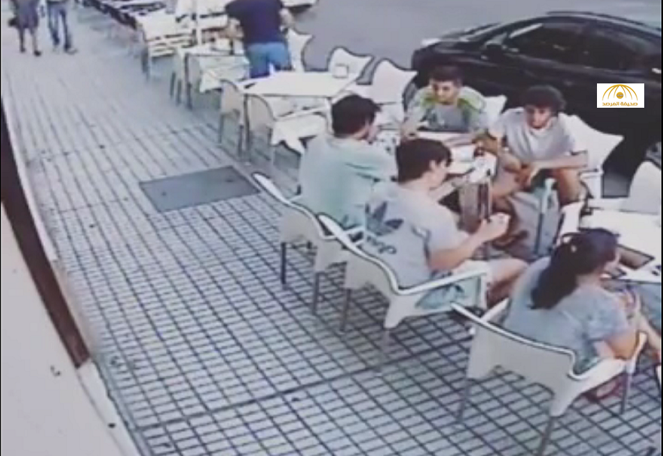 فيديو: زبائن يتناولون وجبة بأحد المطاعم.. لكن فجأة وبدون سابق إنذار شاهد ماذا سقط عليهم!