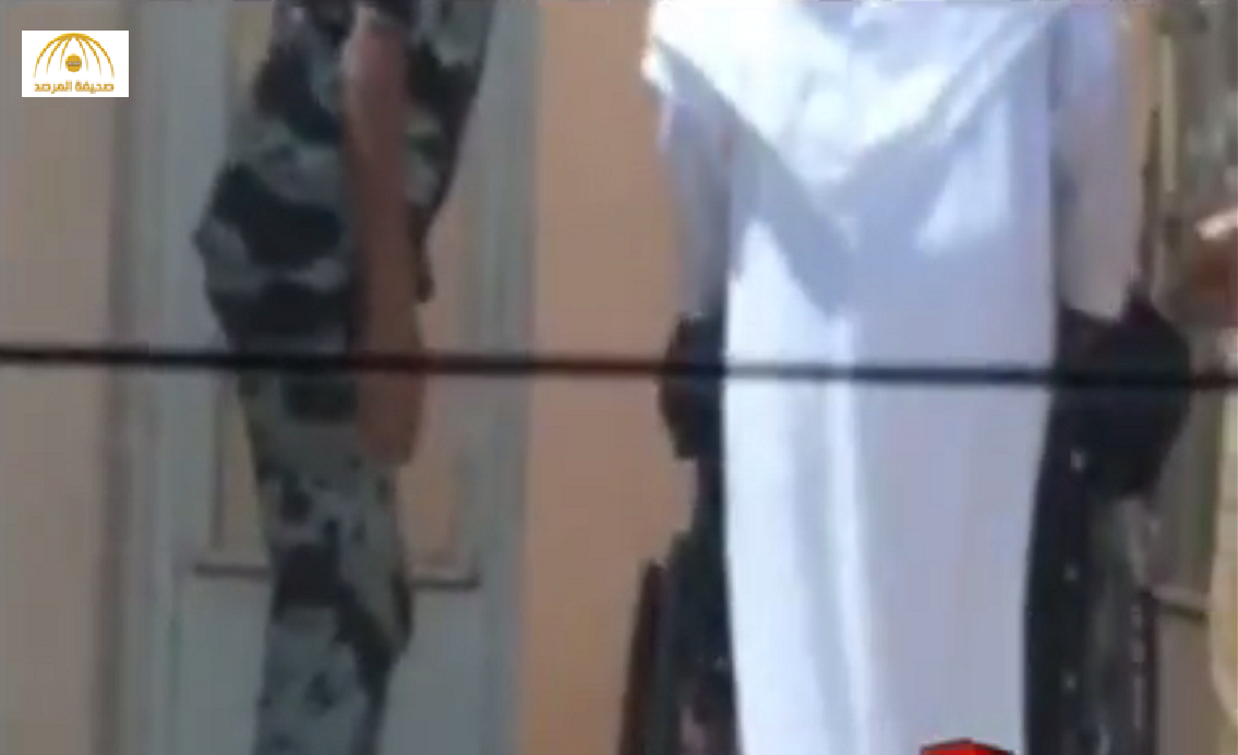 بالفيديو: مسنّة سعودية تصعد دَرَج الأحوال المدنية "حبواً" بعد رفض الموظف النزول إليها