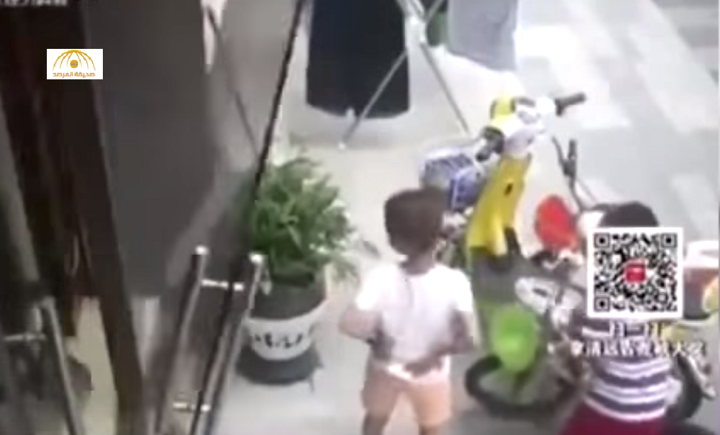 فيديو مروع يرصد لحظة سقوط باب زجاجي ضخم على رأس طفل