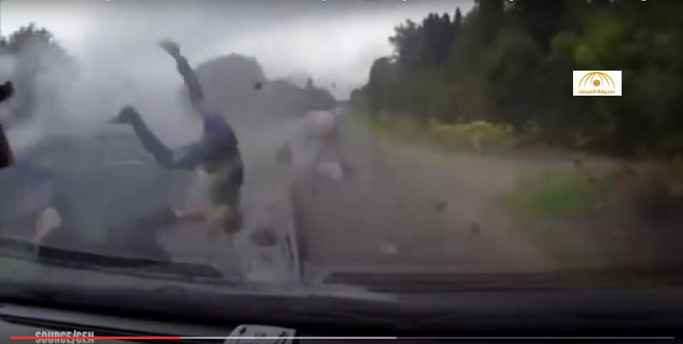 فيديو مروّع يرصد تطاير 3 أشخاص من سيارة اصطدمت بشاحنة