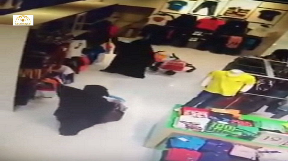 بالفيديو: كاميرا مراقبة ترصد لحظة سرقة امرأة لمحفظة متسوقة بالظهران مول
