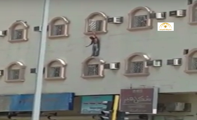 بالفيديو: مقيم سوداني يهدد بإلقاء نفسه من عمارة سكنية بالأحساء