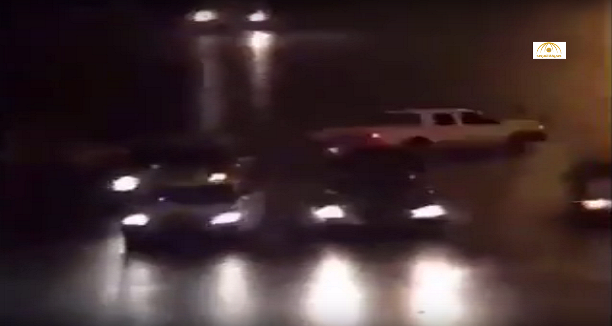 بالفيديو: اصطدام مفحط بسيارة أخرى لحظة هروبه من كمين مروري بالرياض