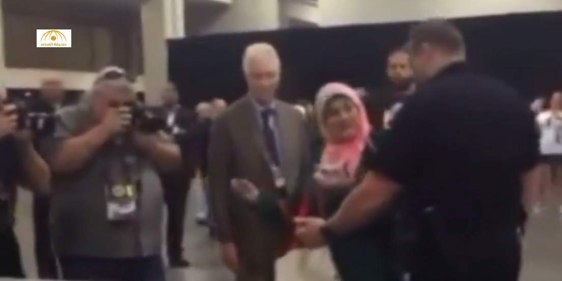 بالفيديو: حملة "ترامب" تطرد مسلمة توزع أقلاماً مكتوب عليها "سلام"