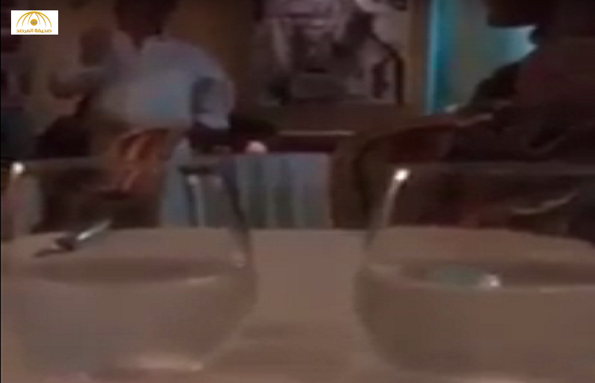 بالفيديو: صاحب مطعم في فرنسا يطرد سيدتين مسلمتين ويصفهن بالإرهابيات