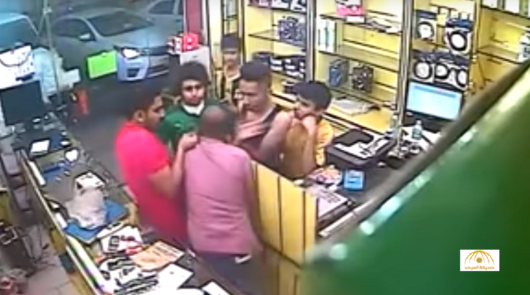الشرطة تكشف حقيقة فيديو لـ 3 شبان ينهالون بالضرب على عامل هندي بـ "جازان" - فيديو