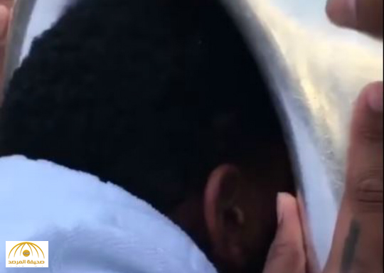بالفيديو: شاهد “مغني راب” أمريكي شهير يبكي أثناء تقبيله الحجر الأسود