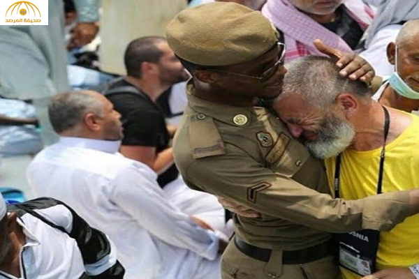 صورة عجوز يحتضن رجل أمن ويبكي داخل المسجد الحرام تنال اعجاب المغردين