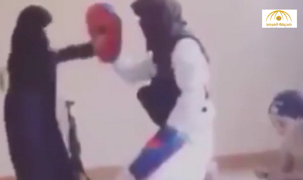 بالفيديو : شاهد كيف يدرِّب داعشي ابنته على القتال وحمل السلاح