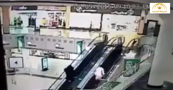بالفيديو .. لحظة انقاذ طفل قبل سقوطه من أعلى سلم متحرك بالقصيم